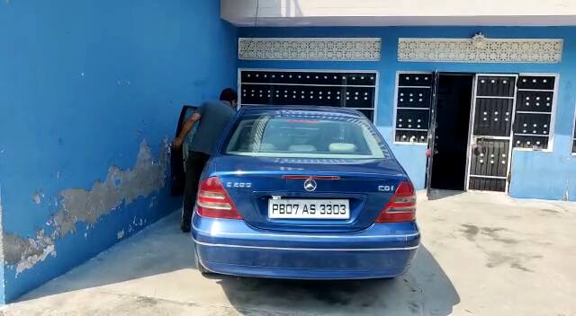 Viral News: મોંઘીદાટ મર્સિડીઝ લઈને રાશન લેવા પહોંચ્યો આ વ્યક્તિ, જાણો વીડિયો વાયરલ થયા બાદ શું કહ્યું ?