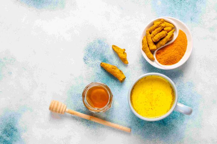 একটি পাত্রে হলুদ, আপেল সাইডার ভিনেগার ও গোল মরিচ গুঁড়ো মিশিয়ে নিন। এর সাথে লেবুর খোসার চূর্ণ ও মধু মিশান। মিশ্রণটি ভালোভাবে নাড়তে থাকুন যতক্ষণ পর্যন্ত না একটি অভিন্ন মিশ্রণ তৈরি হয়। মিশ্রণটি একটি কাঁচের জারে নিয়ে ফ্রিজে সংরক্ষণ করুন।