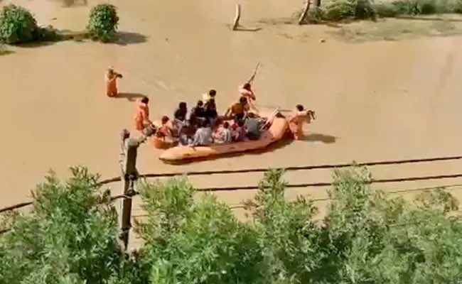 Karnataka Rain : बंगळुरुमध्ये मुसळधार पावसामुळं जनजीवन विस्कळीत, वाहतुकीवर परिणाम, दोन किलोमीटरपर्यंत ट्रॅफिक जाम