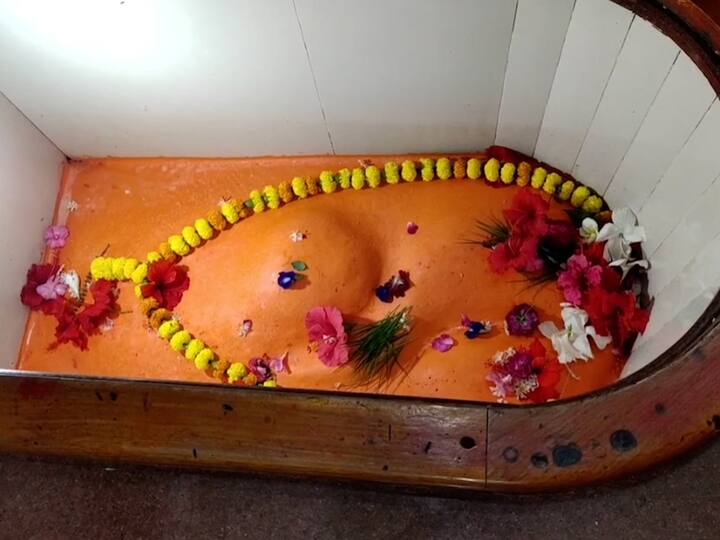 निद्रिस्त हनुमानाची मंदिर आपल्याला खुलताबाद,लोणार,अलाहाबाद येथे पाहायला मिळतात. मात्र, अहमदनगर जिल्ह्यातील आव्हाने गावात निद्रिस्त गणपतीचे मंदिर आहे.