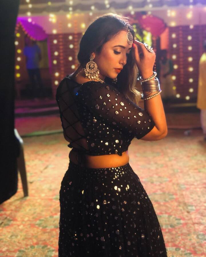 આ પહેલા પણ રાની ચેટર્જીએ વારાણસીના સેટની કેટલીક તસવીરો શેર કરી હતી. જેમાં અભિનેત્રી પોલ્કા ડોટ સાડીમાં જોવા મળી હતી.