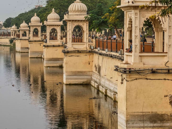 लगभग 5 लाख वर्ग मीटर में फैली यह गोलाकार झील एक विशिष्ट पहचान रखती है. झील के चारों ओर विश्राम स्थल जैसे मंडप, गढ़, कलात्मक उद्यान आदि बनाये गए हैं.