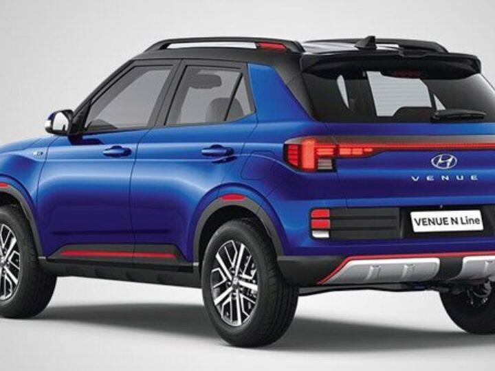 इंटीरियरबद्दल बोलायचे झाले तर, केबिनला काळ्यासह लाल रंग देण्यात आला आहे. याच्या इन्फोटेनमेंट सिस्टम आणि सेंट्रल कन्सोलवर रेड अॅक्सेंट देण्यात आला आहे. याला एक नवीन स्पोर्टी स्टीयरिंग व्हील देखील मिळतो, ज्याला लाल रंग देण्यात आला आहे.