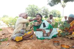 Ys Sharmila: పత్తి రైతులతో కలిసి భోజనం చేసిన వైఎస్ షర్మిల | ABP Desam