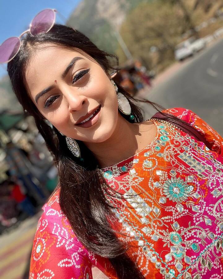 यामिनी सिंह पेट लवर हैं और उन्हें रोमांटिक फिल्में और गाने सुनना बेहद पसंद है.