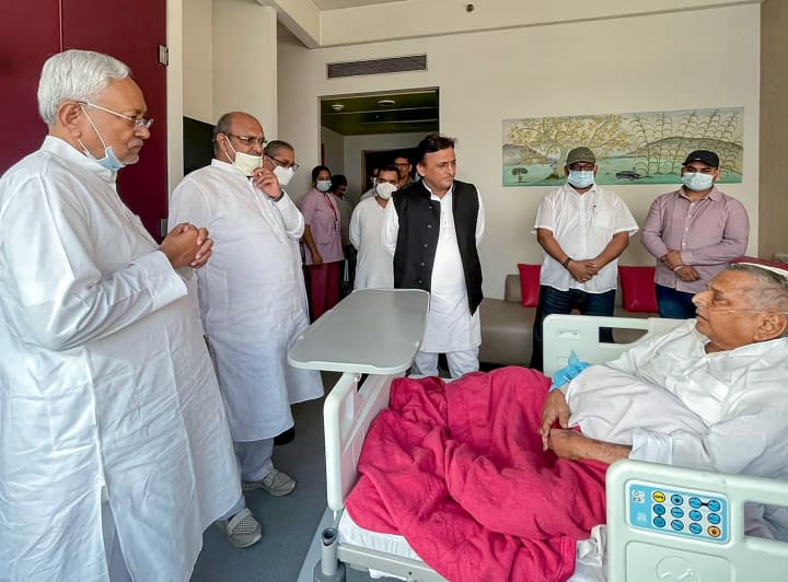 लोकसभा चुनाव में विपक्षी दलों को भाजपा के खिलाफ एक साथ करने के लिए मुख्यमंत्री नीतीश कुमार ने समाजवादी पार्टी के संयोजक और यूपी के पूर्व सीएम मुलायम सिंह यादव (Mulayam Singh Yadav)से मेदांता अस्पताल में मुलाकात की. इस दौरान सपा अध्यक्ष अखिलेश यादव भी मौजूद रहे.