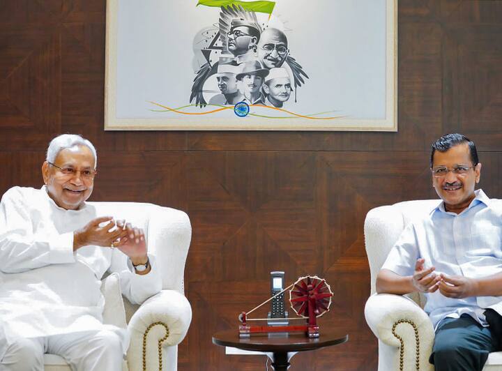 मुख्यमंत्री नीतीश कुमार ने दिल्ली के सीएम अरविंद केजरीवाल से भी मंगलवार को दिल्ली में मुलाकात की. नीतीश कुमार की इस मुलाकात का उद्देश्य वर्ष 2024 के लोकसभा चुनाव के लिए विपक्ष को एकजुट करना है. दोनों नेताओं की मिलने के दौरान दिल्ली के उप -मुख्यमंत्री मनीष सिसोदिया और जनता दल यूनाइटेड (JDU) नेता संजय झा भी मौजूद थे.