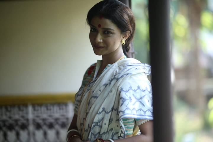 ছবির অন্যান্য চরিত্রের লুক প্রকাশ্যে এসেছিল আগেই। এবার অর্ণব মিদ্যা (Arnab Middya) প্রকাশ করলেন ছবির আরও দুই অভিনেতা অভিনেত্রী, সৌরসেনী মৈত্র (Souraseni Maitra) ও অর্ণ মুখোপাধ্যায় (Arna Mukherjee)।