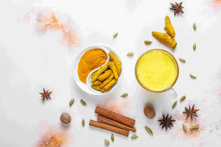 যাদের হিমোফিলিয়া ও হাইপারটেনশন আছে তারা এটা গ্রহণ করতে পারেন। কারণ হলুদ রক্ত জমাট বাঁধার ঝুঁকি কমায় এবং রক্তচাপ নিয়ন্ত্রণ করে।