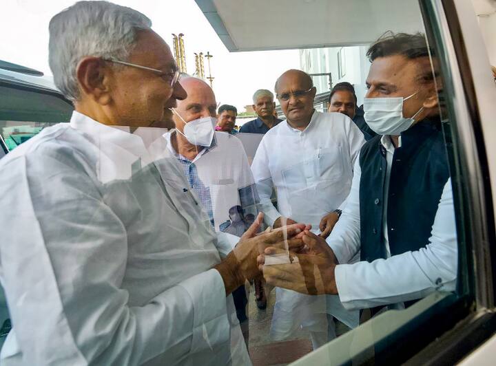 मुख्यमंत्री नीतीश कुमार ने सपा अध्यक्ष और यूपी के पूर्व सीएम अखिलेश यादव से भी मंगलवार को मिले. इसकी तस्वीर को ट्विटर पर पोस्ट करते हुए अखिलेश यादव ने लिखा, 'आज दिल्ली में एक मुलाक़ात शिष्टाचार और कुशल-क्षेम के नाम.