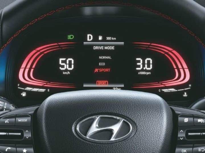 व्हेन्यू एन-लाइनमध्ये अॅपल कारप्ले आणि अँड्रॉइड ऑटोसह 8-इंच टचस्क्रीन, कनेक्टेड कार टेक, अॅम्बियंट लाइटिंग, पॉवर ड्रायव्हर सीट, इंटिग्रेटेड एअर प्युरिफायर, व्हॉइस कमांड्स, डिजिटल इन्स्ट्रुमेंट क्लस्टर आणि बोस साउंड सिस्टम सारखे फीचर्स देण्यात आले आहे. यात एकाधिक रेकॉर्डिंग पर्यायांसह डॅश कॅमेरा देखील मिळतो.