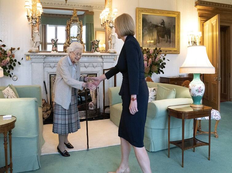 Liz Truss Appointed As UK PM At Audience With Queen Liz Truss : எலிசபெத் ராணி முன்பு...பிரிட்டனின் புதிய பிரதமராக பதவியேற்றுக்கொண்ட லிஸ் டிரஸ்.. பதவியேற்பு விவரங்கள்..