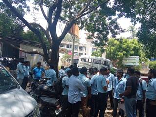 எங்களுக்கு வேலை கொடுங்க உங்க இழப்பீடு வேண்டாம் -  ஃபோர்டு ஊழியர்கள் போராட்டம்