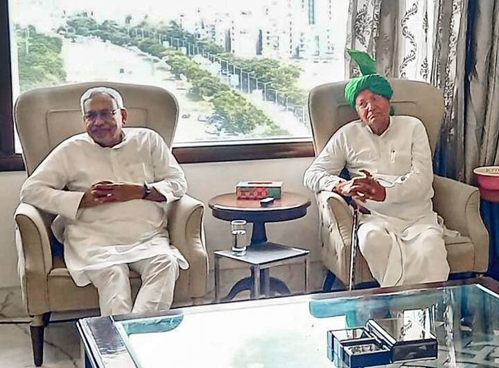 दिल्ली के तीन दिवसीय दौरे पर आए बिहार के मुख्यमंत्री नीतीश कुमार ने मंगलवार को हरियाणा के पूर्व मुख्यमंत्री और इनेलो सुप्रीमो ओमप्रकाश चौटाला से उनके आवास पर मुलाकात की.