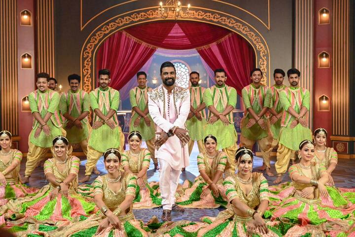 গানে বিখ্যাত নৃত্যশিল্পী ও পরিচালক রেমো ডি'সুজার সঙ্গে তালে তাল মেলাতে দেখা গেল সানি লিওনিকে।