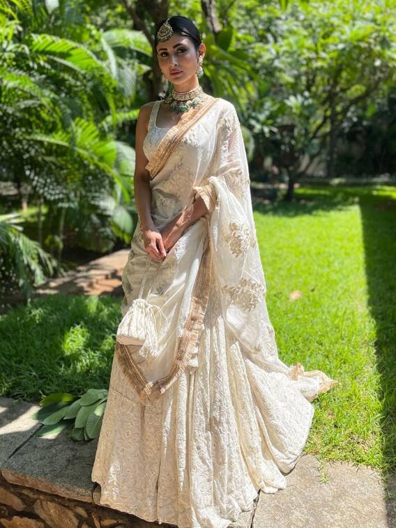 वाइट लहंगे में मौनी रॉय दिखीं अप्सरा जैसी खूबसूरत