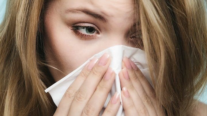 ਐਲਰਜੀ ਕੁਝ ਖਾਸ ਖੁਸ਼ਬੂਆਂ, ਖਾਣ-ਪੀਣ ਦੀਆਂ ਵਸਤੂਆਂ, ਧੂੜ ਅਤੇ ਮਿੱਟੀ ਅਤੇ ਧੂੰਏਂ ਕਾਰਨ ਹੋ ਸਕਦੀ ਹੈ। ਐਲਰਜੀ ਕਾਰਨ ਖੁਜਲੀ, ਛਿੱਕ ਆਉਣਾ, ਸਾਹ ਚੜ੍ਹਨਾ ਅਤੇ ਅੱਖਾਂ ਅਤੇ ਨੱਕ ਵਿੱਚ ਪਾਣੀ ਆਉਂਦਾ ਹੈ।