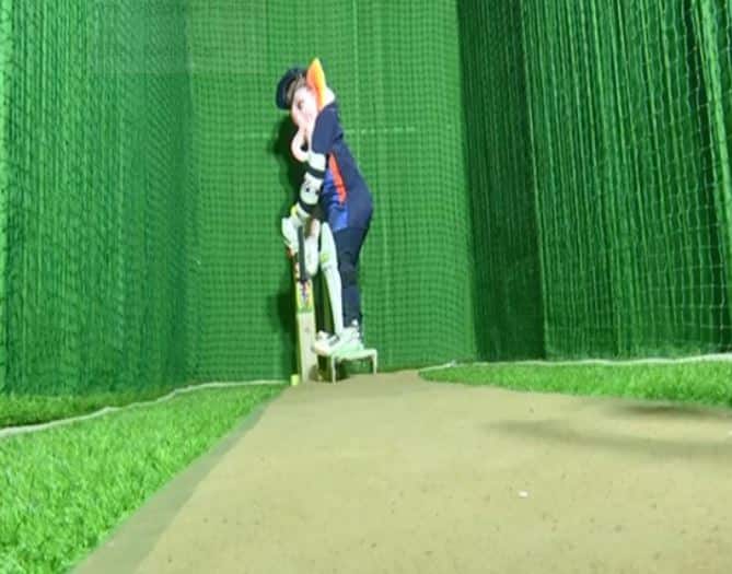 હૈદરાબાદમાં બાપ્પાનો બેટ્સમેન અવતાર ભક્તો માટે આકર્ષણનું કેન્દ્ર બન્યો છે. ક્રિકેટ બોક્સ થીમ પર બનેલા આ પંડાલમાં ગજાનન બેટ પકડીને જોવા મળી રહ્યા છે.