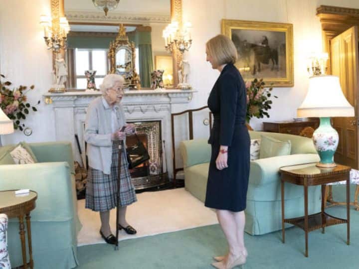 इंग्लंडच्या राणी एलिझाबेथ द्वितीय (Queen Elizabeth ll) यांनी मंगळवारी औपचारिकपणे कंझर्व्हेटिव्ह पक्षाच्या नेत्या लिझ ट्रस यांची ब्रिटनचे नवीन पंतप्रधान म्हणून नियुक्ती केली.
