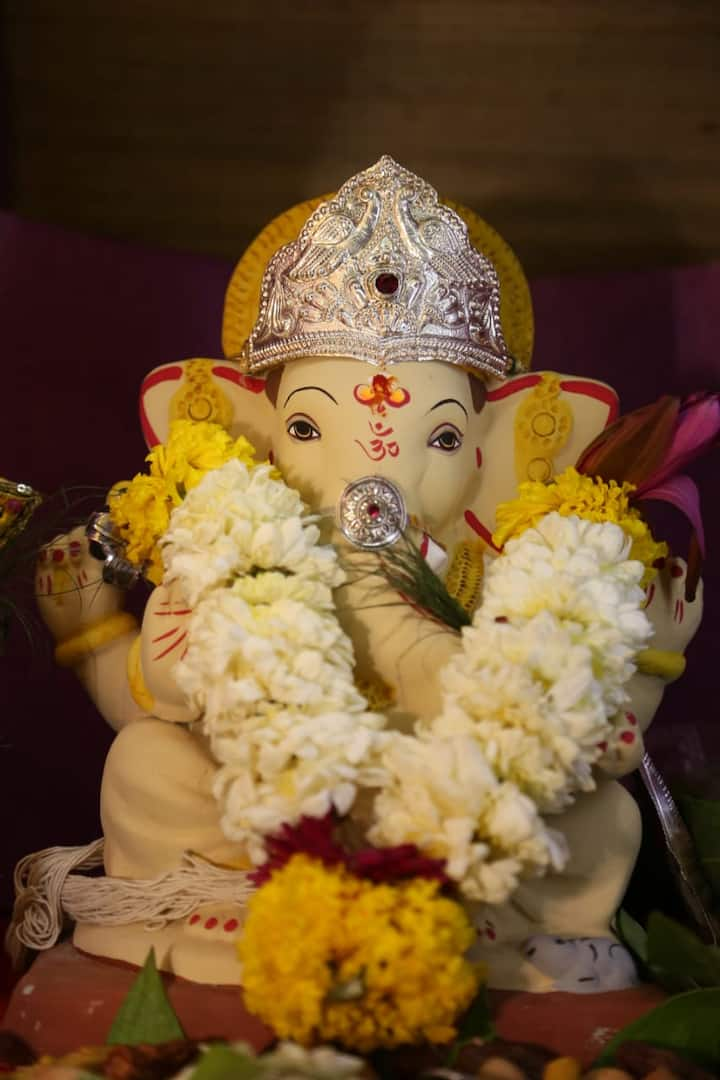 Ganesh Chaturthi 2022 : पुण्यातील पिंपरी-चिंचवड येथील काशिकर कुटुंबियांनी केरळमधील हाऊस बोट या संकल्पनेवर आधारित सुंदर असा देखावा साकारला आहे.