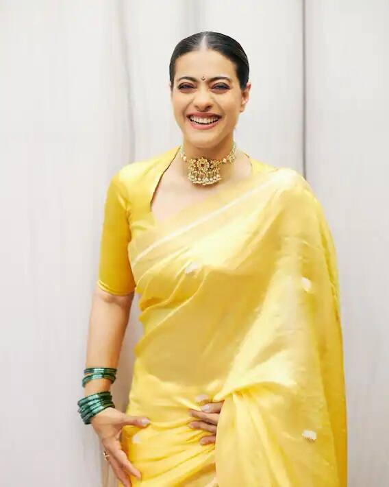 ટાઇટ બન, લાઇટ મેકઅપ અને ગળામાં કુંદરનનો સેટ પહેરીને કાજોલ પોતાની સુંદરતાથી બધાને માત આપી રહી છે. સ્માઇલ તેની લાજવાબ છે.