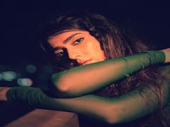 Aakanksha Singh Photos: 'పరంపర' బ్యూటీ ఇలా ఉందేంటి!