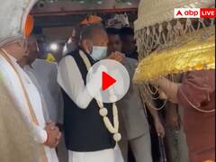 चरणामृत पीने से पहले मास्क हटाना भूले CM अशोक गहलोत, देखें Viral Video