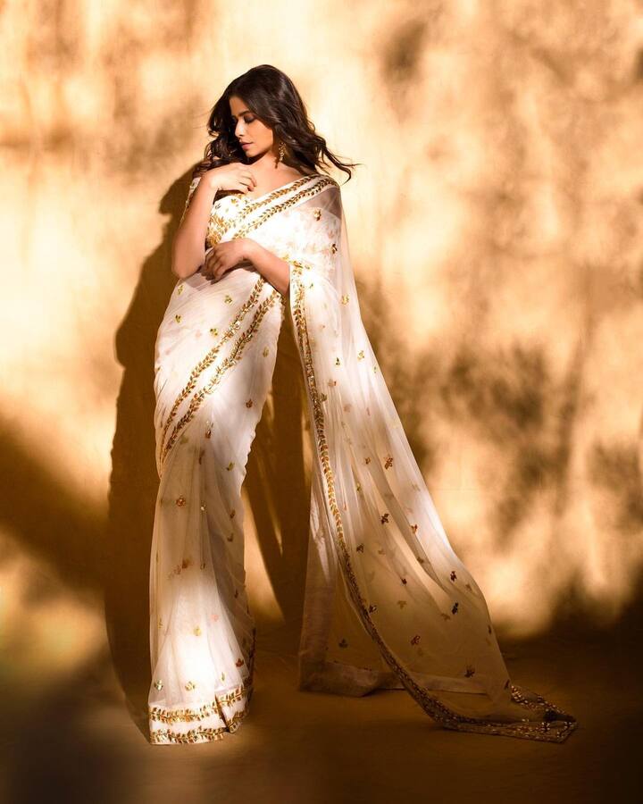 नुकतेच सई ताम्हणकरने तिचे नवे फोटोशूट सोशल मीडियावर शेअर केले आहे. या फोटोमध्ये तिचा लूक पाहून चाहते घायाळ झाले आहेत.