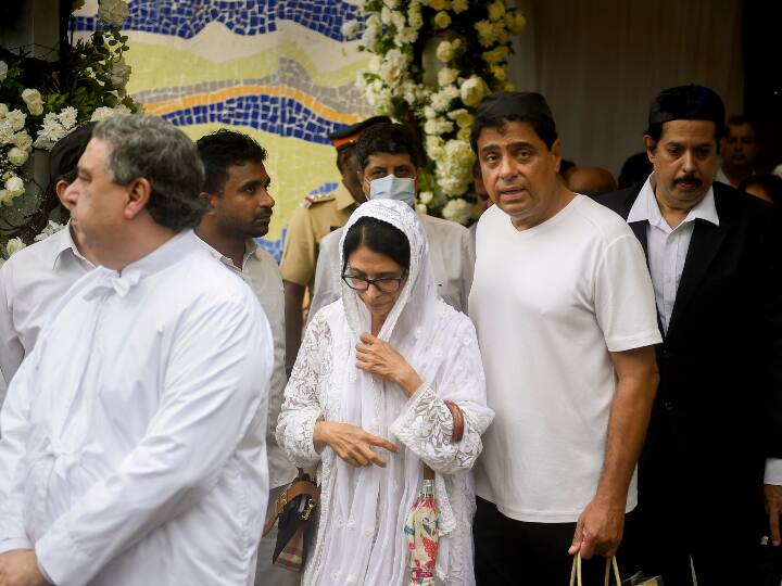 मध्य मुंबई के वर्ली शवदाह गृह में हुए अंतिम संस्कार में पारसी समुदाय के सदस्य, कुछ कारोबारी नेता और राजनीतिक नेता शामिल हुए.