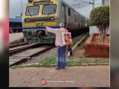 Funny Video: ਟਰੇਨ ਤੋਂ ਲਿਫਟ ਲੈਂਦੇ ਅੰਕਲ ਦੀ ਵੀਡੀਓ ਹੋਈ ਵਾਇਰਲ, ਯਕੀਨ ਨਹੀਂ ਤਾਂ ਆਪ ਹੀ ਦੇਖ ਲਓ viral funny video shows man stops train by showing hand like auto rikshaw internet amazed Funny Video: ਟਰੇਨ ਤੋਂ ਲਿਫਟ ਲੈਂਦੇ ਅੰਕਲ ਦੀ ਵੀਡੀਓ ਹੋਈ ਵਾਇਰਲ, ਯਕੀਨ ਨਹੀਂ ਤਾਂ ਆਪ ਹੀ ਦੇਖ ਲਓ