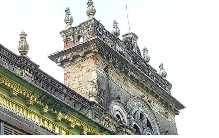 বর্ধমানে দাস বাড়ির দুর্গা পুজো। অষ্টমীর সন্ধিক্ষণে ও বিসর্জনের সময় আকাশে ওড়ে শঙ্খচিল। বর্ধমানের খাজা আনোয়ার বেড়ে জমিদার বাড়ির পুজো ১৫০ বছরের পুরনো। একসময়ে বর্ধমানের খাজা আনোয়ার বেড়ের জমিদার বাড়ির পুজো দেখতে আসতেন খোদ বর্ধমানের মহারাজা আর তাঁর পরিবারের সদস্যরা।