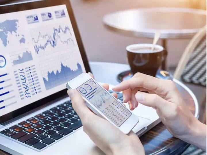 देश में पहली बार डीमैट खातों की संख्या 10 करोड़ के आंकड़े को पार कर गई है और ये अगस्त 2022 में हुआ है. ये खाते मुख्य रूप से कोविडकाल के बाद बढ़े हैं. कोरोना महामारी के पहले देश में इन्हीं डीमैट खातों की संख्या केवल 4 करोड़ थी जो अब 10 करोड़ के ऊपर हो गई है. इससे पता चलता है कि कोविड के बाद भारत के निवेशकों में शेयर बाजार को लेकर भरोसा बढ़ा है.