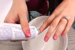 Nail Paint Remover : ਨੇਲ ਪੇਂਟ ਰੀਮੂਵਰ ਹੀ ਨਹੀਂ ਬਲਕਿ ਇਨ੍ਹਾਂ ਤਰੀਕਿਆਂ ਨਾਲ ਵੀ ਨੁੰਹਾਂ ਤੋਂ ਹਟਾ ਸਕਦੇ ਹੋ ਨੇਲ ਪੋਲਿਸ਼, ਜਾਣੋ ਆਸਾਨ ਤਰੀਕਾ