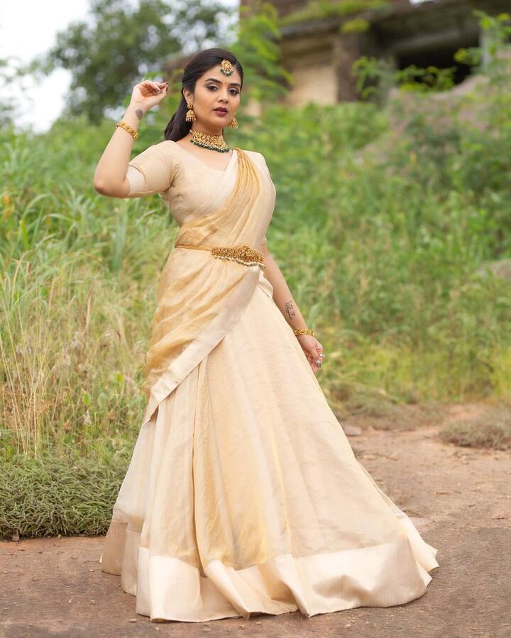 క్రీమ్ కలర్ లంగాఓణీలో కళకళ లాడిపోతోంది. -Image Credit:Sreemukhi/Instagram