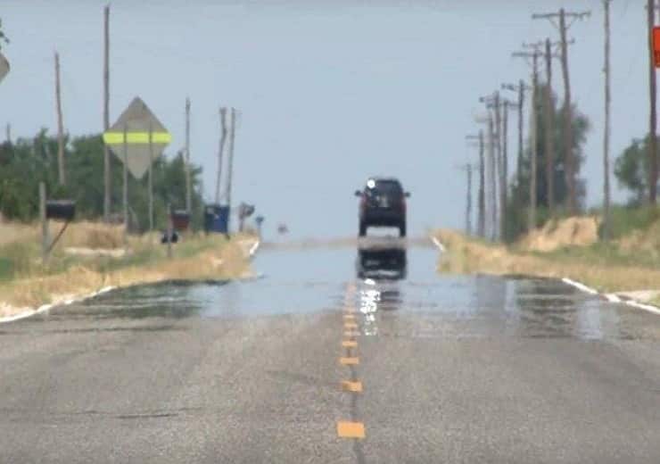 कभी-कभी सड़क पर ऐसा लगता है कि पानी भरा हुआ है... मगर ऐसा होता नहीं है! तो ये होता क्यों है? What is mirage water illusion why we see water in desert and road कभी-कभी सड़क पर ऐसा लगता है कि पानी भरा हुआ है... मगर ऐसा होता नहीं है! तो ये होता क्यों है?