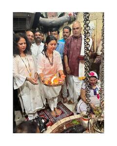 PHOTO : ‘हर हर महादेव...’, प्राजक्ता माळीने घेतलं ‘परळी वैजनाथा’चं दर्शन!