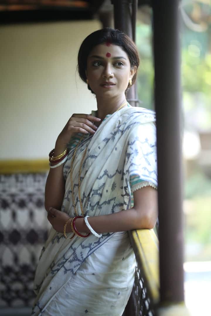 ছবির অভিনেতা অভিনেত্রীর নাম এমনিতেই নজর কেড়েছে। ছবিতে প্রথমবার জুটি বাঁধবেন দুই বর্ষীয়াণ শিল্পী, পরাণ বন্দ্যোপাধ্যায় (Paran Banerjee) ও লিলি চক্রবর্তী (Lily Chakraorty)।