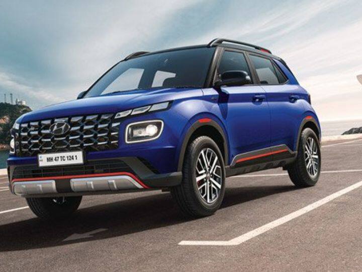 Hyundai Venue N-Line हे 1.0-लिटर टर्बो GDI पेट्रोल इंजिनला ड्युअल क्लच ट्रान्समिशन (DCT) शी जोडलेले आहे. हेच इंजिन आणि गिअरबॉक्स स्टँडर्ड व्हेन्यू स्पोर्ट्समध्ये उपलब्ध आहेत.