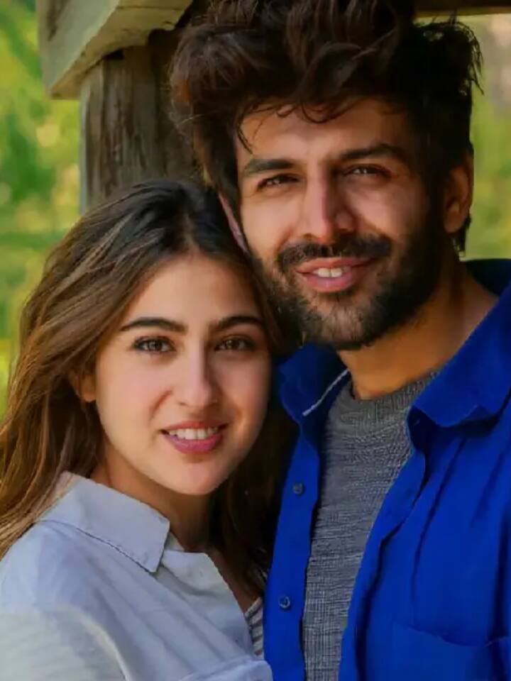 सारा अली खान और कार्तिक आर्यन (Sara Kartik) के अफेयर की खबरें जिस तेजी से उड़ीं, उसी तेजी से ब्रेकअप की भी रिपोर्ट्स सामने आई. कॉफी विद करण के एक सीजन में कार्तिक ने सारा पर क्रश होने की बात कही थी, जिसके बाद दोनों ने फिल्म लव आजकल में साथ काम किया. वहीं करण जौहर के टॉक शो में सारा ने इशारों में अपने एक्स बॉयफ्रेंड पर तंज कसा था, जिसे कार्तिक की ओर ही इशारा समझा गया. रिपोर्ट्स के मुताबिक दोनों अलग हो चुके हैं.