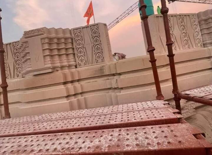 ट्रस्ट द्वारा जारी की गई तस्वीरों में राम मंदिर का गर्भगृह दिखाई दे रहा है और उसके निर्माण के लिए नक्काशीदार पत्थर भी दिखाई दे रहे हैं. ये वही पत्थर है जिन्हे राम मंदिर निर्माण के लिए कार्यशाला में तराशा गया है. मंदिर की प्लिंथ निर्माण का कार्य पूरा हो चुका है और अब इसके ऊपर तराशे गए पत्थरों के उपयोग से आगे निर्माण कार्य जारी है.