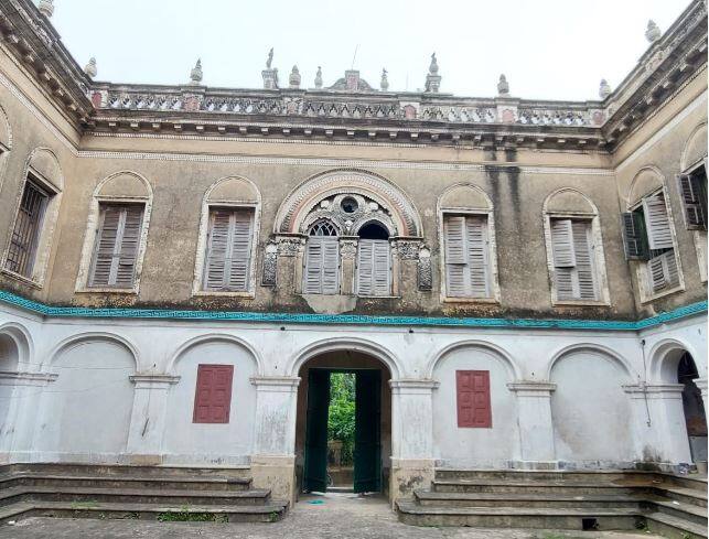 স্বপ্নাদেশ পাওয়া মাত্রই তৈরি হয় মূর্তিও। একচালার কাঠামোয় বসে থাকা দেবীর ডান পাশে বসে আছেন দেবাদিদেব মহাদেব। শিব-পার্বতীর দুপাশে লক্ষ্মী আর সরস্বতী বসেন। তাঁদের নীচে বসেন কার্তিক আর গণেশ। তবে দেবী এখানে মহিষাসুরমর্দিনী নয়, দাস পরিবারে হয় হরগৌরীর আরাধনা।