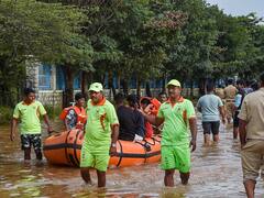 Bengaluru Rains: बेंगलुरु में कम नहीं हो रही है आफत, येलो अलर्ट जारी, ठप हुई टेक सिटी, देखें तस्वीरें