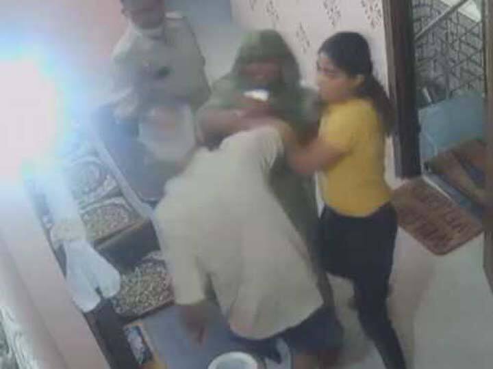 Delhi police lady asi brutally beaten father in law with the help of mother for property FIR lodged Delhi News: 'वर्दी वाली थप्पड़बाज बहू' के अत्याचार का वीडियो वायरल, मां के साथ मिलकर ससुर को पीटा
