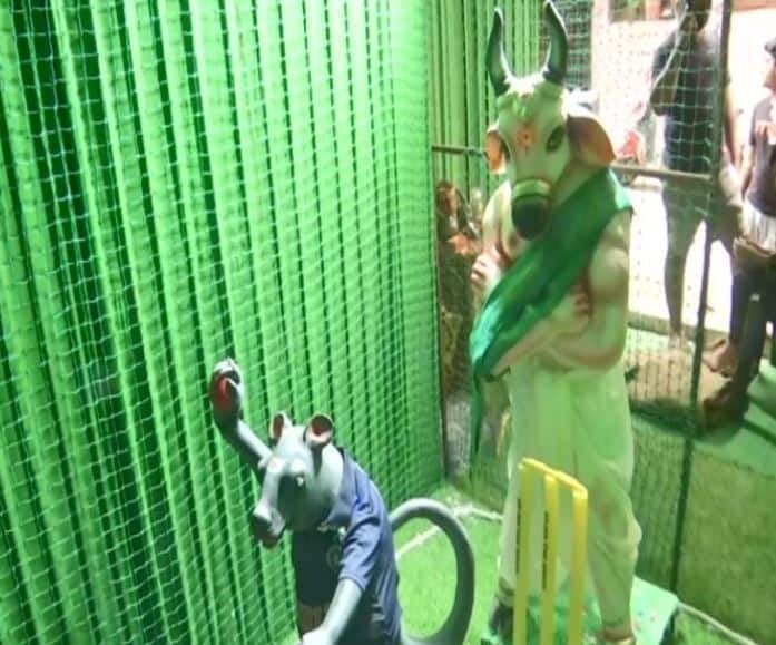 ગણપતિનું વાહન મુસકરાજ બોલિંગ કરતાં જોવા મળી રહ્યા છે.  જ્યારે શિવની સવારી નંદી અમ્પાયરની ભૂમિકામાં જોવા મળી રહ્યા છે. (તસવીર સૌજન્યઃ એએનઆઈ)