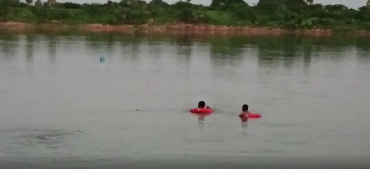 A young man drowned in the lake during the Ganesh immersion in Panchmahal પંચમહાલમાં ગણેશ વિસર્જન દરમિયાન તળાવમાં ડૂબી જતા યુવકનું મોત