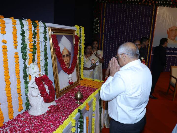 शिक्षा मंत्री जीतू वघानी ने कहा कि शिक्षक अपने कर्तव्य के प्रति जागरूकता दिखाकर राष्ट्र निर्माण में महत्वपूर्ण भूमिका निभा रहे हैं.