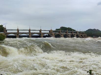 salem: Cauvery River Flooding Flood Warning for Delta Districts TNN காவிரி ஆற்றில் வெள்ளப்பெருக்கு - டெல்டா மாவட்டங்களுக்கு  எச்சரிக்கை