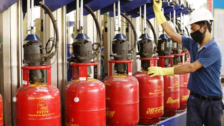 lpg cylinder becomes cheaper again know latest rate LPG Price Today LPG Gas Cylinder rate LPG Price Today : एलपीजी सिलेंडरच्या दरात कपात, आजचे दर पाहा...