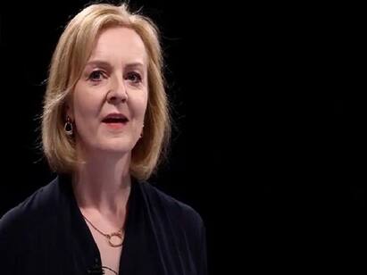 People Tweeting To Wrong Liz Truss While Congratulating Incoming UK PM அட! அது நான் இல்லப்பா!! பெயரால் வந்த குழப்பம்! வழிமாறிப்போன பிரதமருக்கான வாழ்த்து!