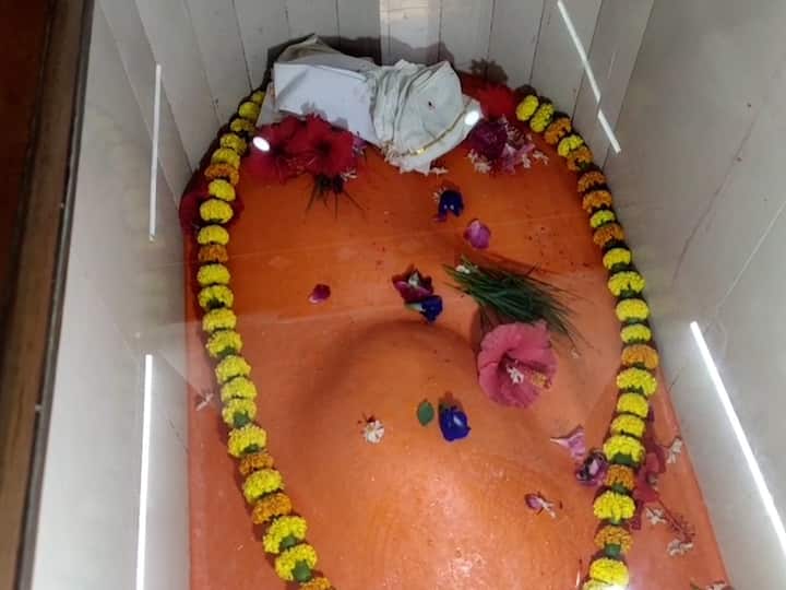 शेवगांव तालुक्यामधील आव्हाने बुद्रुक या गावामध्ये निद्रिस्त गणपतीचे मंदिर आहे. 250 वर्षांपेक्षाही जुने हे मंदिर असल्याचे सांगितले जाते.